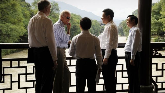 拜登2011年8月访华时，在时任中国副主席习近平陪同下参观成都都江堰。