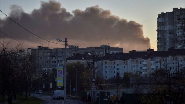 Una columna de humo sobre Lviv