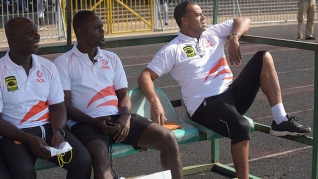 Le technicien Britannique Steven Polack, avec deux de ses collaborateurs, lors d'un match à Accra.