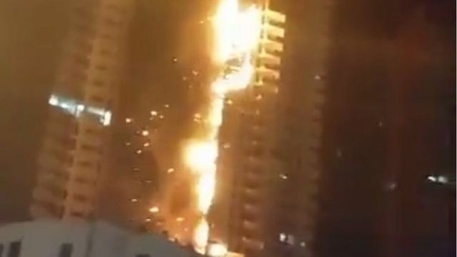 警察がツイッターに載せた火災の様子をとらえた映像から(28日)