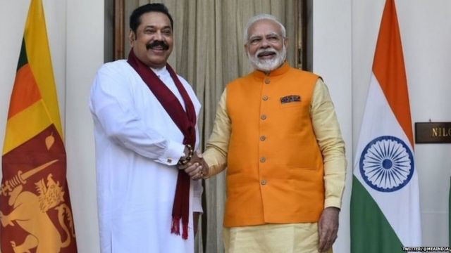 श्रीलंका के पीएम महिंदा राजपक्षे और भारत के पीएम नरेंद्र मोदी