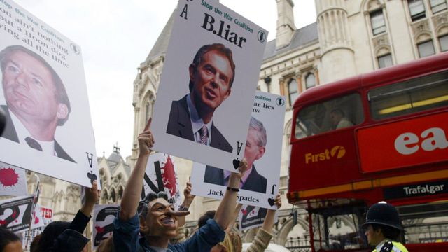 2003年8月，在伦敦街头反对伊拉克战争的抗议者高举写有“布莱尔-说谎者”的示威牌子。(photo:BBC)