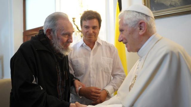 پاپ بندیکت در سال ۲۰۱۲ با فیدل کاسترو رئیس جمهور سابق کوبا در سفارت واتیکان در هاوانا ملاقات کرد.