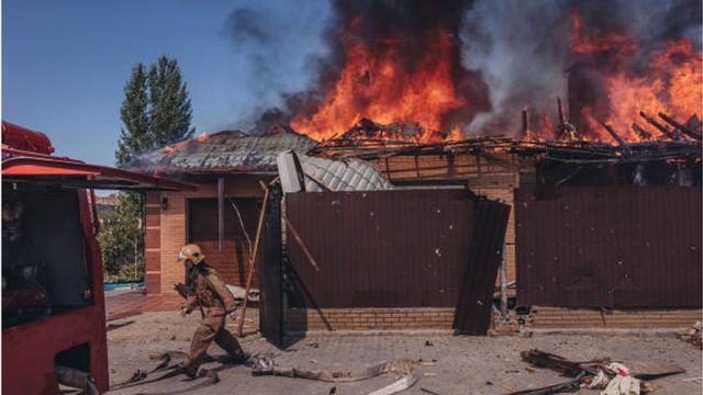 ألسنة اللهب تتصاعد من منزل في باخموت شرقي أوكرانيا عقب قصف روسي