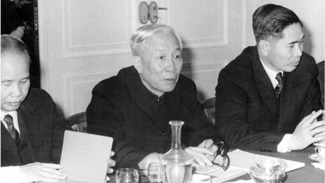 Ông Nguyễn Cơ Thạch (bên phải)