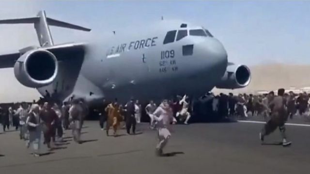 Awọn ọmọ orilẹede Afghanistan n rọ mọ baalu Amẹrika to fẹ fo