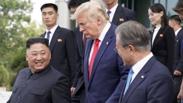 Rais Trump akiandamana na bwana Kim kushoto na mwenzake wa Korea Kusini Moon-Jae -in
