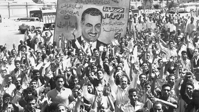 Manifestantes en Egipto sostienen una imagen de Nasser tras la revuelta en Siria que llevó a la disolución de la República Árabe Unida.