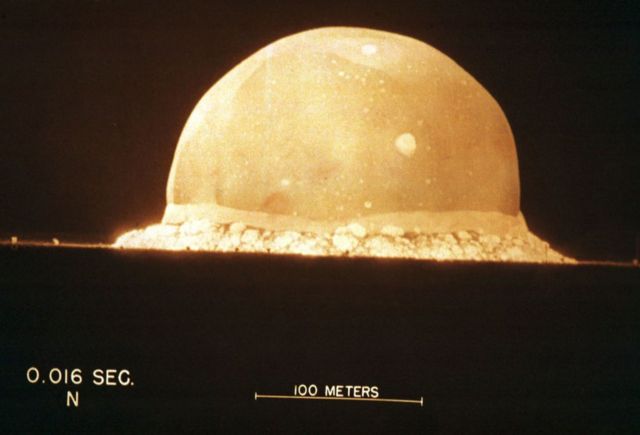 Foto em exibição no Museu de Ciência de Bradbury mostra o primeiro teste da bomba atômica em 16 de julho de 1945, às 5:29:45 da manhã, em Trinity, Novo México, EUA.