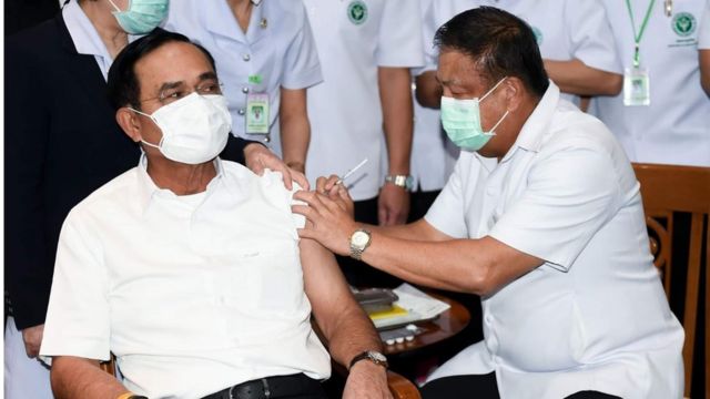 ปลัด สธ. เป็นผู้ฉีดวัคซีนเข็มที่ 2 ให้นายกฯ ที่สถาบันบำราศนราดูร เมื่อ 24 พ.ค.