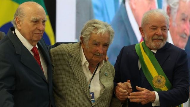 Julio María Sanguinetti et José Pepe Mujica saluent le président Lula