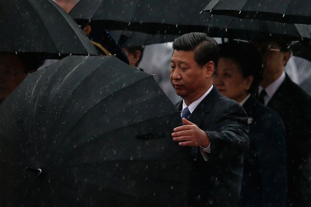 Chinese President Xi Jinping (Left) opens his umbrella, 2013