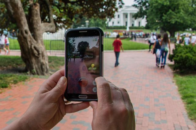 ホワイトハウスの前で表示された「ポケモンGO」の画面