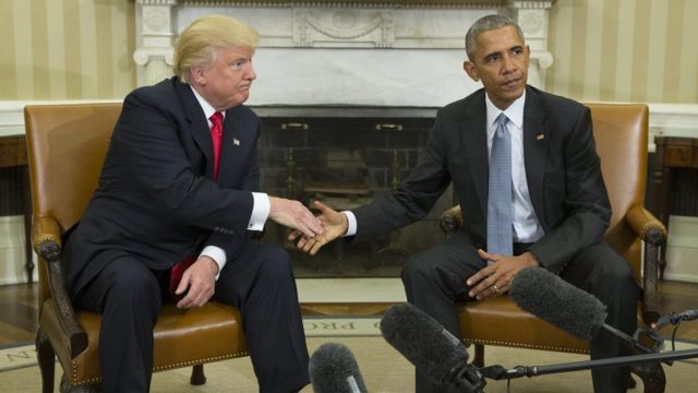 【米政権交代】ぎこちない写真――オバマ氏とトランプ氏の会談 - BBCニュース