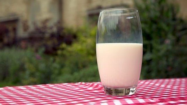 专家说每天喝三分之一品脱的全脂牛奶没有问题(photo:BBC)