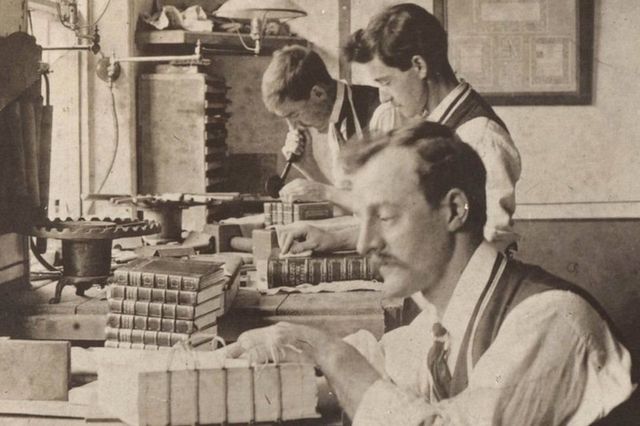 أنشأ فرانسيس سانغورسكي (في المقدمة) وجورج ساتكليف (في الوسط) شركتهما لتجليد الكتب في أكتوبر 1901