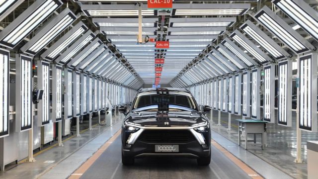 2021年4月7日，中国车企蔚来第10万辆车下线。而仅在2022年蔚来就交付了12.2万辆车，增幅34%。(photo:BBC)