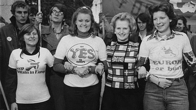 Margareth Thatcher rodeada de mujeres