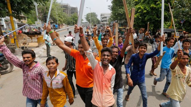 গুজারাটে গরুর চামড়া ছেলানোর সময় নিম্নবর্ণের হিন্দুদের মারধোরের প্রতিবাদে দলিতদের বিক্ষোভ।