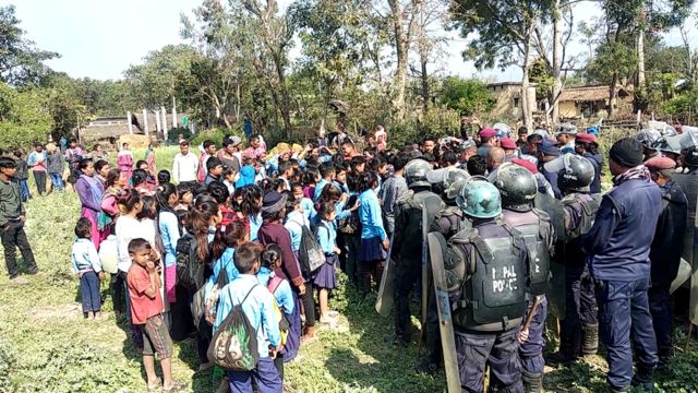 प्रहरीलाई रोके विद्यार्थीले