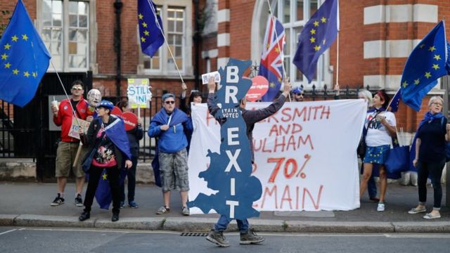 Manifestantes a favor y en contra del Brexit.