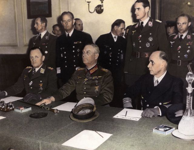 Generales en representación de la Armada alemana firmando un acta de rendición de Alemania en el cuartel general ruso de Karlshortst, al noreste de Berlín.