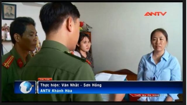 Blogger Mẹ Nấm tại cơ quan công an