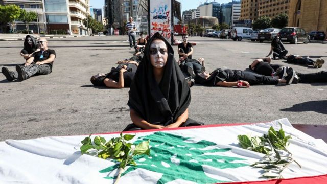 متظاهرون لبنانيون مناهضون للحكومة يشاركون في جنازة رمزية للبلاد في منطقة وسط العاصمة بيروت، في 13 يونيو/حزيران 2020
