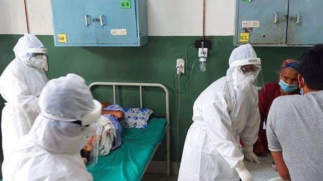 लमजुङमा कोभिड बिरामीसँग स्वास्थ्यकर्मीहरू