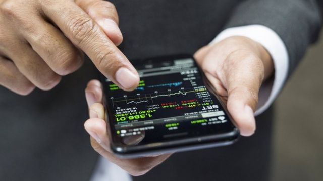 Un uomo acquista criptovaluta nelle applicazioni mobili.