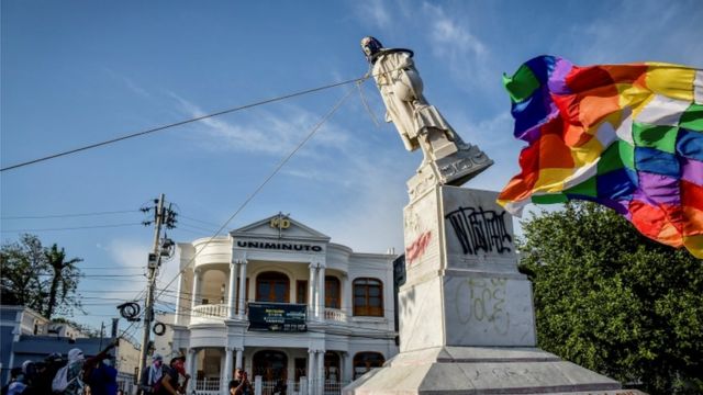 Estátua é derrubada na Colômbia