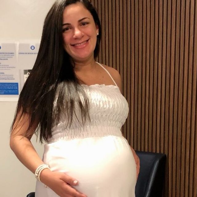 Dandara grávida com um vestido branco longo