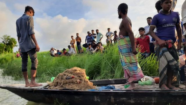 বন বিভাগের উদ্ধারকারী দলের সাথে স্থানীয়রাও যোগ দেন কুমির উদ্ধার কাজে