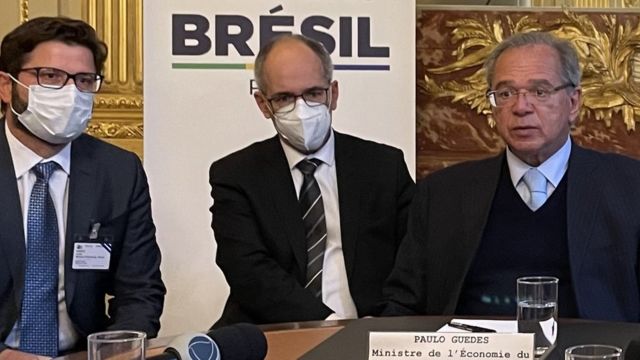 Paulo Guedes durante encontro em Parisq