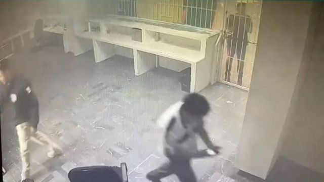 Un momento captado en video al interior del centro de migrantes