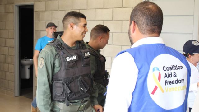 Varios miembros de la Guardia Nacional Bolivariana están entre las decenas de funcionarios que escaparon a Colombia.