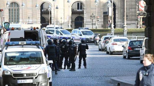 Le militaire a tiré "cinq balles" et atteint au ventre l'assaillant.