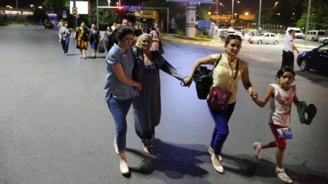 Correria na saída do aeroporto de Istambul após o ataque