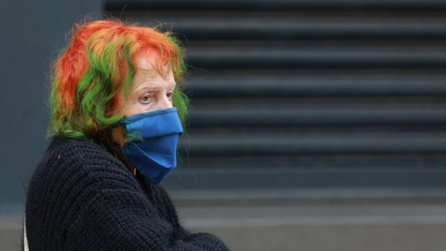 Mulher usando máscara na rua na África do Sul