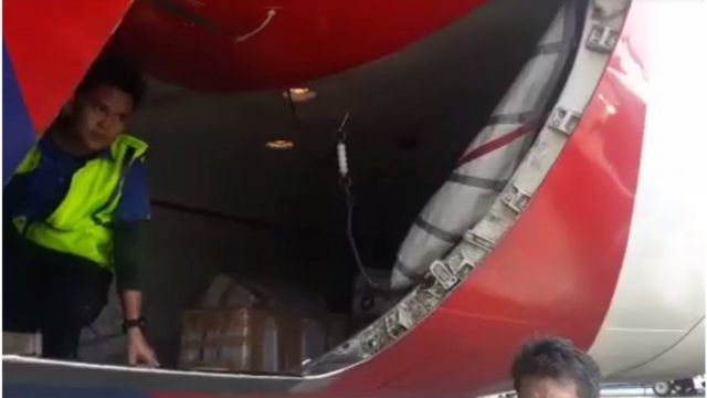 Durião sendo retirado de porão do avião