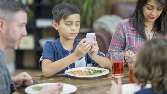 Crianças no celular: quanto tempo devem usar e 7 sinais de excesso - BBC  News Brasil