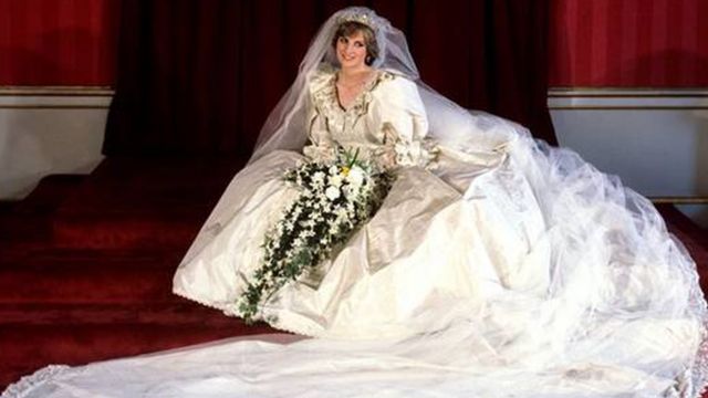 Diana em um vestido de noiva pufante