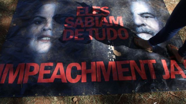 Icyapa cyerekana perezida Dilma Rousseff n'uwahoze ari perezida Luiz Inacio Lula da Silva, mu nteruro yanditse mu giporutigali isobanura ngo " Bari babizi byose. Kweguzwa ni aka kanya" 14 z'ukwa Kane 2016