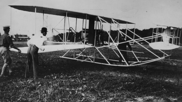 राईट ब्रदर्स यांनी जगात पहिल्यांदा विमानाचा शोध लावला
