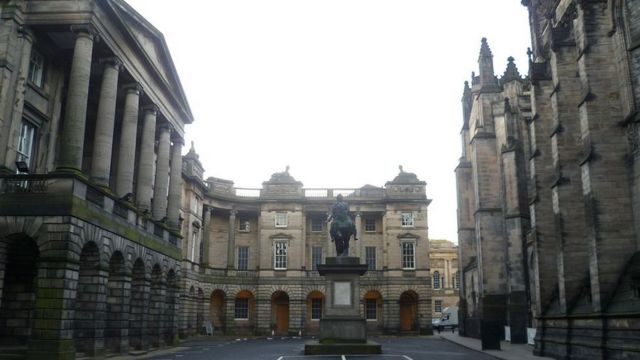 Парламентская площадь в Эдинбурге.
