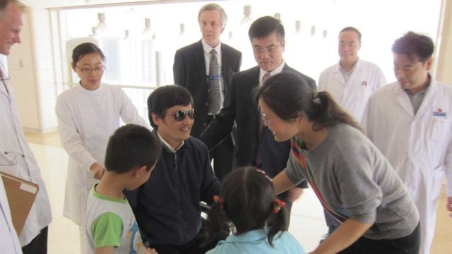 2012年，美国驻华大使骆家辉到北京一家医院探望逃出山东临沂的中国维权人士陈光诚。