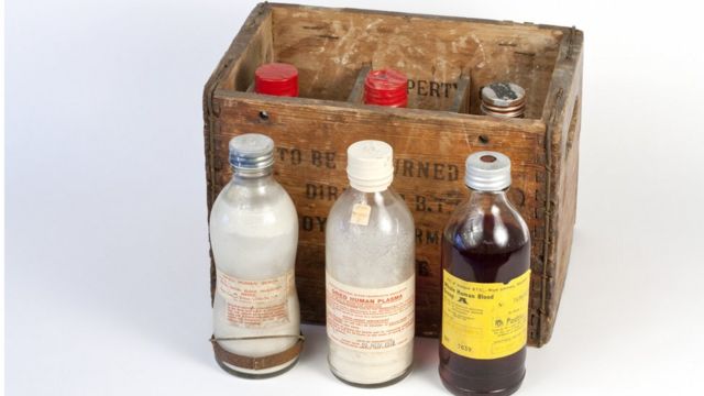 Productos de sangre históricos hechos por Servicio Nacional Escocés de Transfusión. De izq. a der: suero en polvo, plasma en polvo y sangre humana A-positivo.