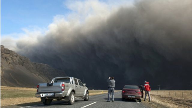 Motoristas tiram fotos do vulcão Eyjafjallajokull, na Islândia, em 2010