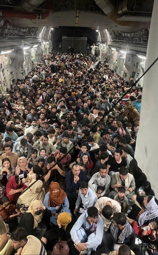 L'immagine fornita dall'US Air Mobility Command mostra centinaia di afgani in fuga da Kabul a bordo di un aereo cargo statunitense C-17, il 15 agosto 2021.