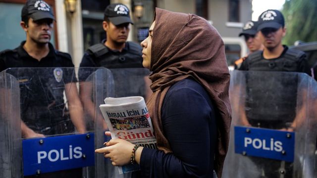 Una mujer protesta tras el cierre de un diario en Ankara.